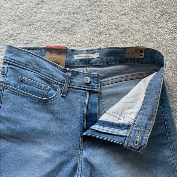 NWT Levi’s 318 Shaping Wide Leg Light Wash Size 28/32 - Picture 5 of 14